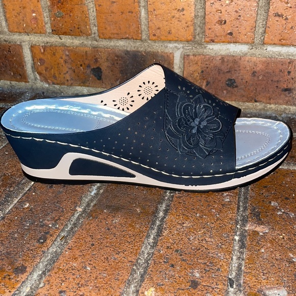 Cute comfy dress sandals worn once. - Picture 2 of 3